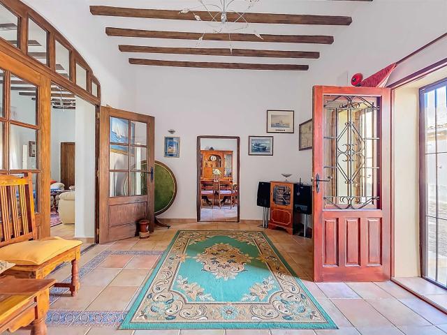 Amplia casa de campo con hermoso jardín privado, piscina y d. 318m² Pinoso