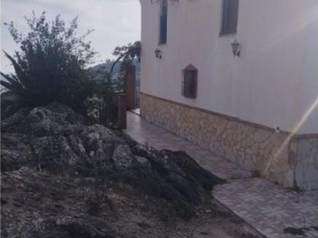 Amplia casa de campo con terreno en Alcaucín!