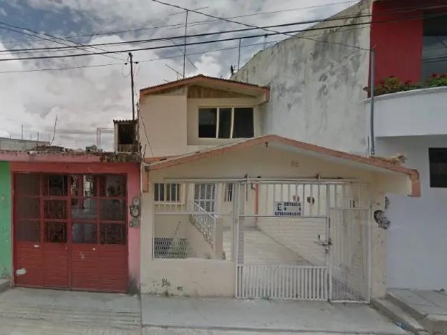 Amplia casa de dos niveles cerca de av. Principales