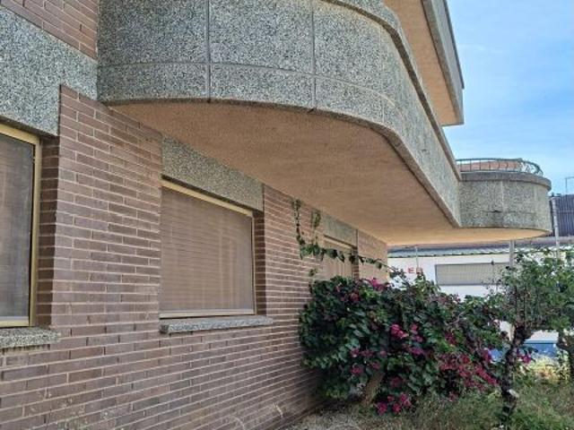 Amplia Casa de Oportunidad en Venta con Jardín y Espacios Completos