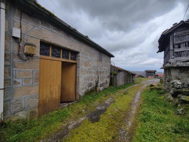 AMPLIA CASA DE PIEDRA CON TERRENO EN SUATORRE BAÑOS DE MOLGAS ENTORNO RURAL CON ENCANTO Y POTENCIAL TURÍSTICO