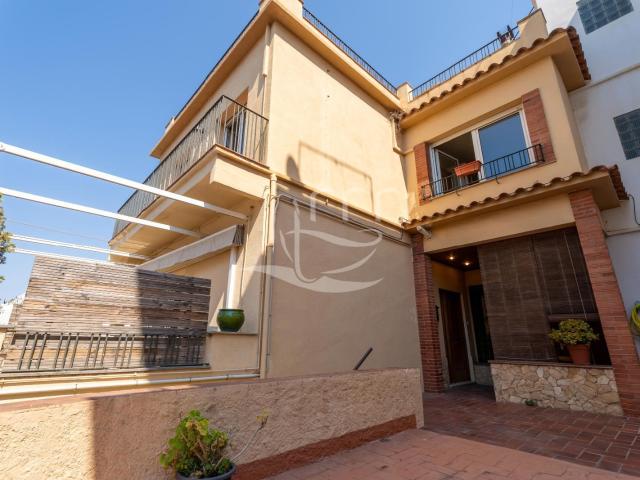 Amplia Casa De Pueblo Céntrica, Con Encanto Y Garaje Para 2. 217m² Palamós