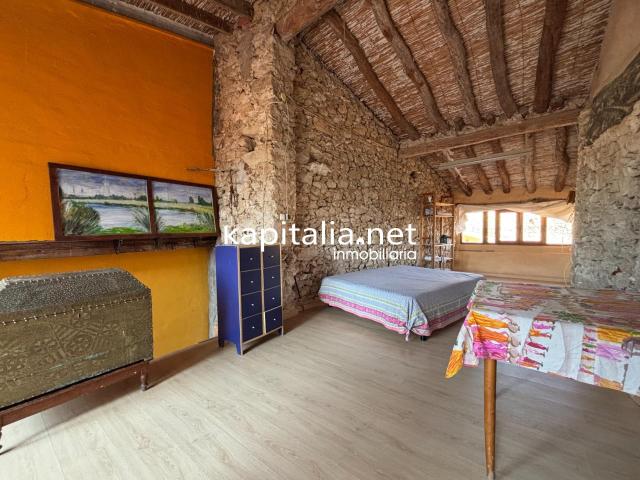 Amplia casa de pueblo en Alcalá