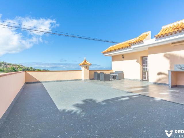 Amplia casa dividida en 3 viviendas independientes y una Casa de Invitados