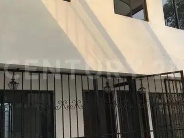 Amplia Casa En 2 Niveles Recién Remodelada A 1/2 Cuadra De Camarones