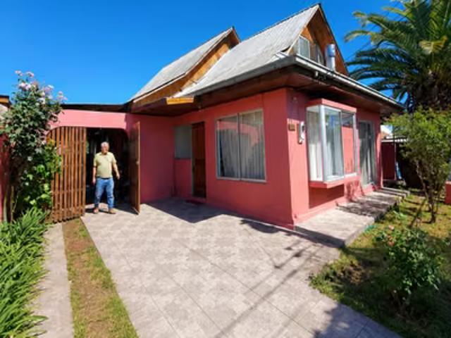 Amplia casa en venta, 500 mts2 terreno, rauquén curicó | 4 dormitorios por 220000. 00 en Curicó