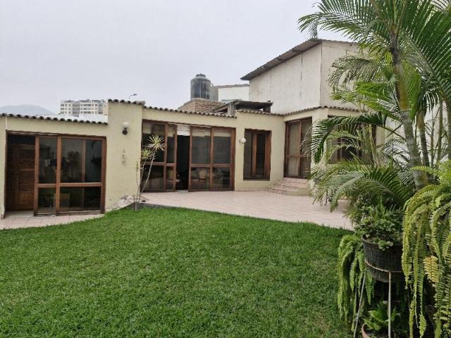 Amplia casa en venta, 04 dormitorios y gran jardín en urbanización El Derby