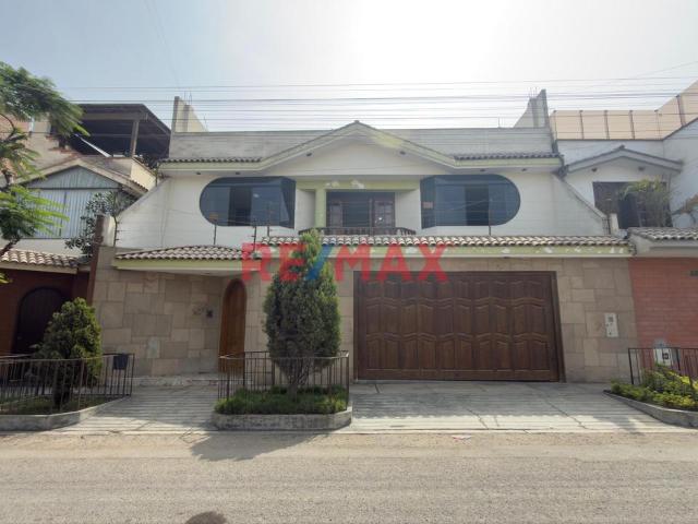 Amplia Casa En Venta – Urbanización San Antonio De Carapongo