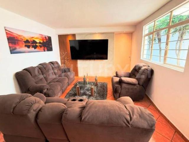 Amplia casa en venta con 3 recamaras, frente a un parque con un lugar de estacionamiento