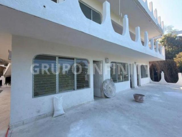 Amplia casa en venta, con 8 recámaras en Acapulco de Juárez