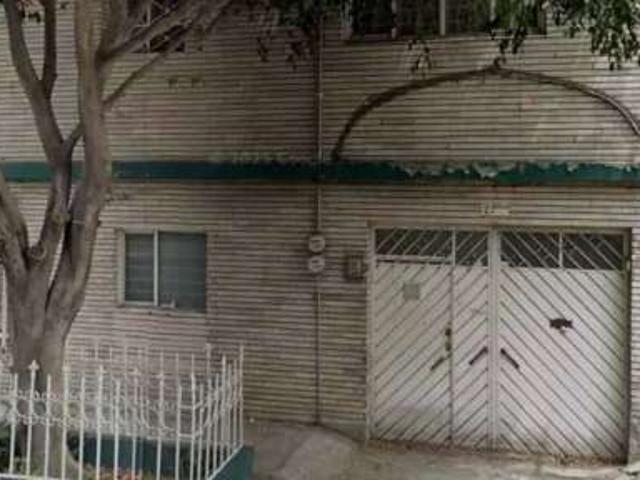Amplia Casa en Venta con Excelente Ubicacion