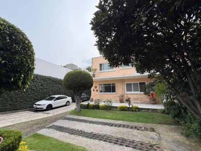 Amplia casa en venta con jardines