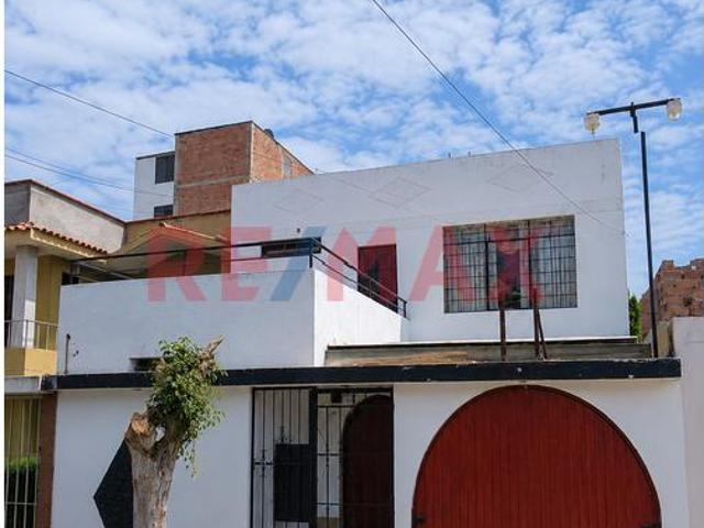 Amplia Casa En Venta En Bellavista | 152 M² De Terreno + 242 M² Construidos