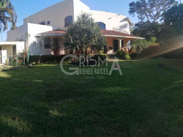 AMPLIA CASA EN VENTA EN COL. JARDINES