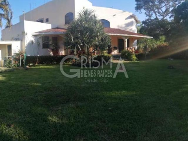 AMPLIA CASA EN VENTA EN COL. JARDINES