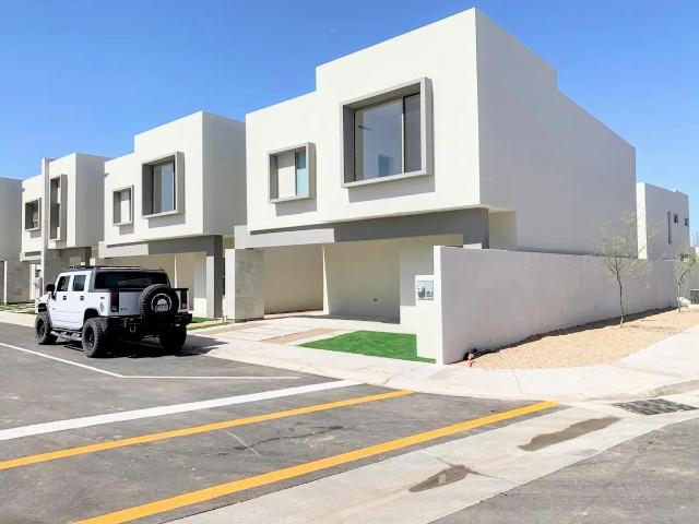 Amplia Casa en Venta en Esquina en Corsica Residencial