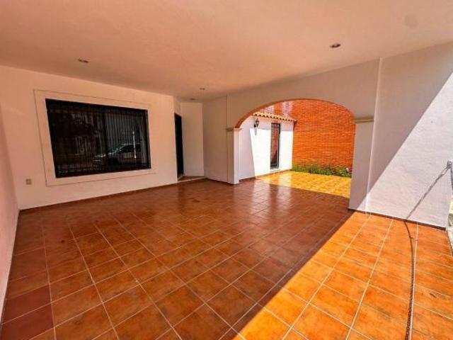 AMPLIA CASA EN VENTA EN GRAN SANTA FE NORTE CON TERRENO EXCEDENTE Y ESPACIO PARA TRES AUTOS