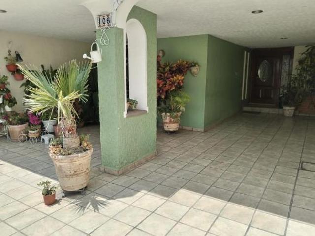 Amplia casa en venta en Hacienda Echeveste, León, Gto
