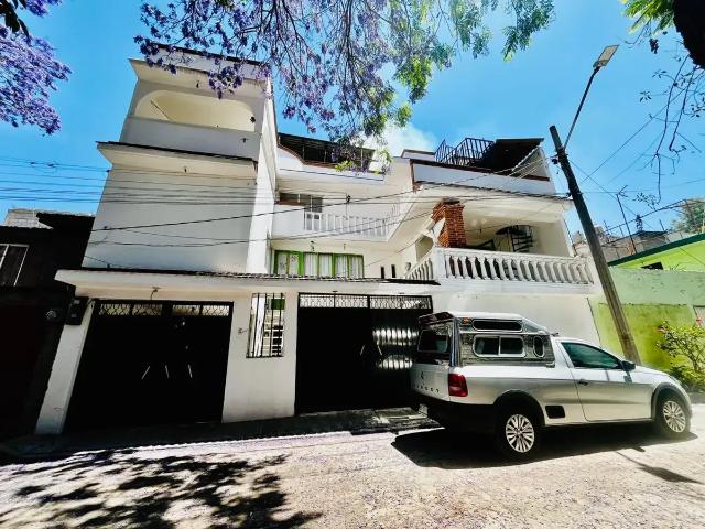 Amplia Casa en Venta en Iztapalapa, Con 3 departamentos