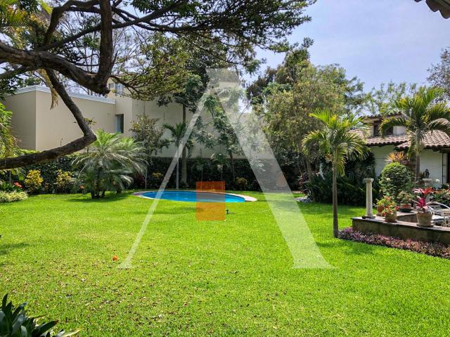 Amplia Casa en Venta en Monterrico Terreno de 1717m2 Cerca a la Univ de Lima