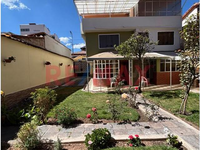 Amplia Casa En Alquiler Para Empresas – Urb. Coviduc, San Sebastián