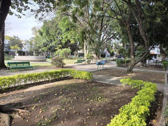 AMPLIA CASA EN CHAPALITA FRENTE A PARQUE
