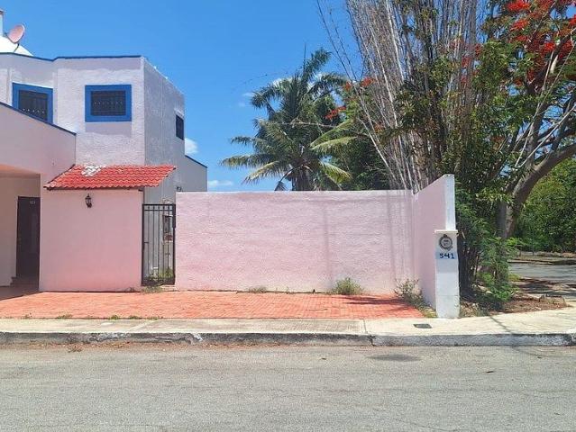 | Amplia casa en esquina con terreno excedente |