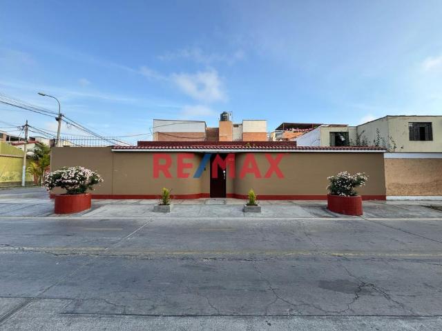 ¡Amplia Casa En Esquina En Venta En San Miguel!