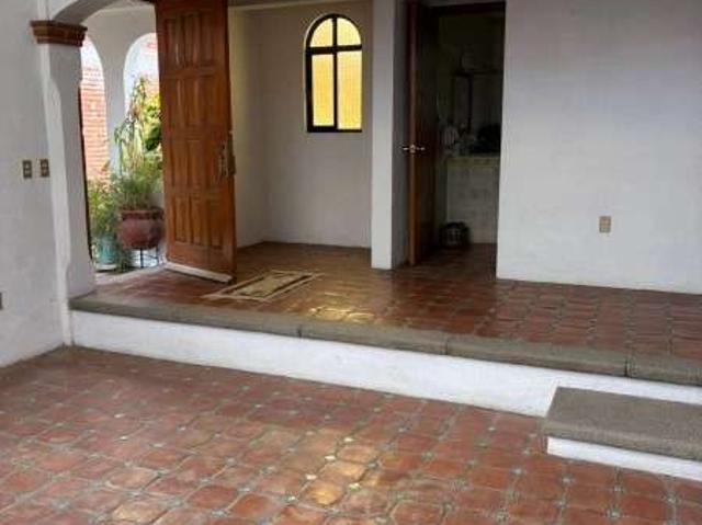 Amplia Casa en Frac Cerrado con Vigilancia con Jardin