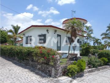 AMPLIA CASA EN FRACCIONAMIENTO CON ALBERCA Y CANCHA A 10 MIN DEL CENTRO DE OAXTEPEC