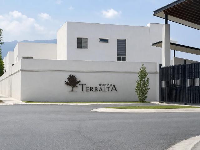 Amplia Casa en fraccionamiento privada Terralta
