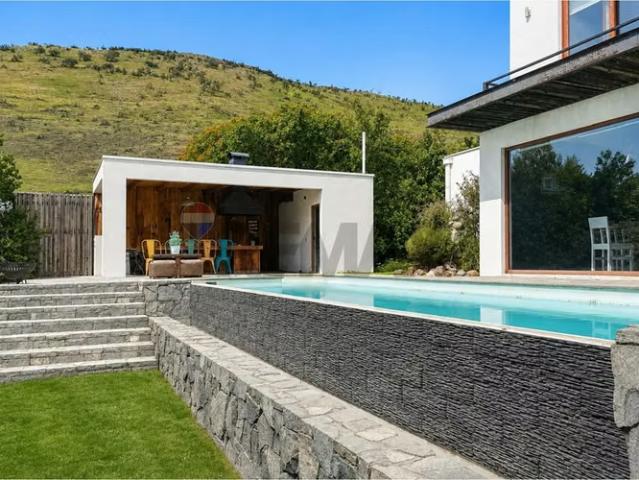 Amplia casa en la reserva chamisero | 4 dormitorios por 13500.00 en Colina