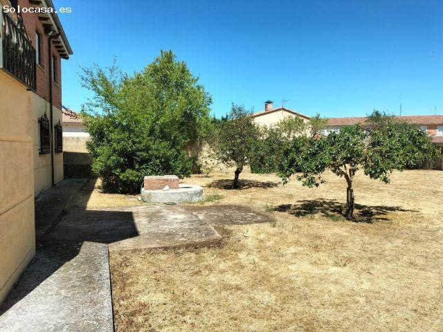 Amplia Casa en Melgar de Fernamental con Jardín y Terraza
