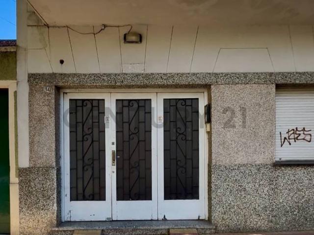 Amplia casa en planta alta, posee garage en planta baja con entrada imperial directa