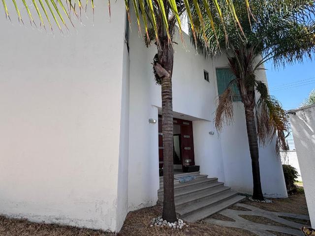 Amplia Casa en Renta ubicada en La Calera con Jardin