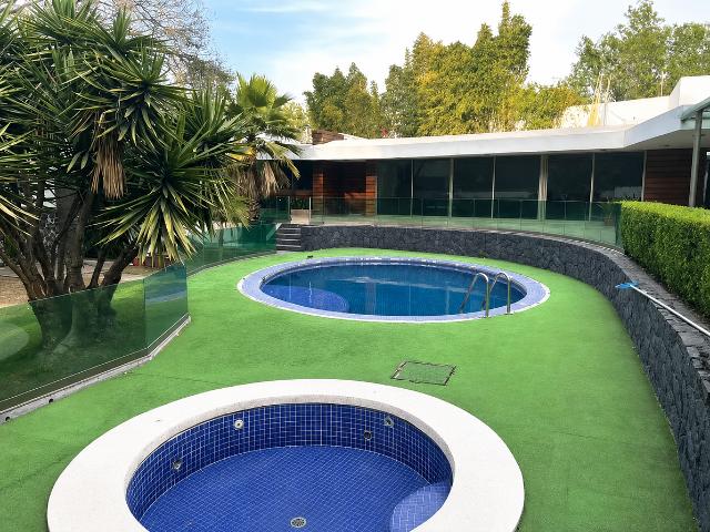 Amplia. Casa en Renta de un piso con alberca en Nubes Jardines del Pedregal