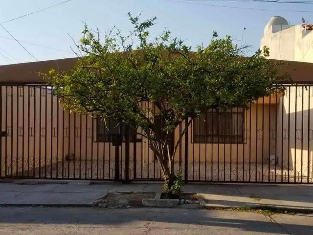 ¡AMPLIA CASA EN RENTA EN JARDINES DE LAS FUENTES, AGUASCALIENTES!
