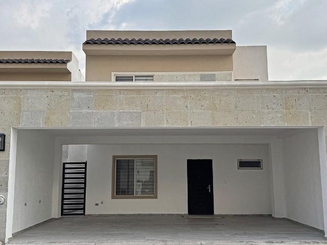 Amplia Casa en RENTA en Residencial Terralta