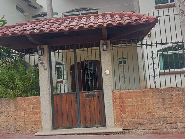 Amplia CASA en RENTA para uso Habitacional o Comercial