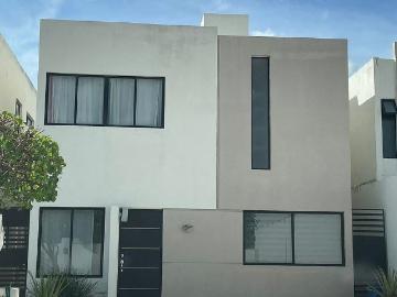 AMPLIA CASA EN RESIDENCIAL SOLANA