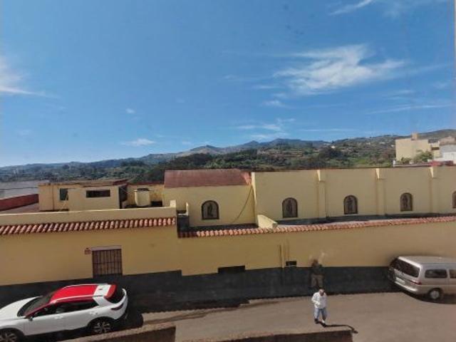 Amplia Casa en Santa María de Guía con Vistas al Mar y Potencial para Alquiler Vacacional