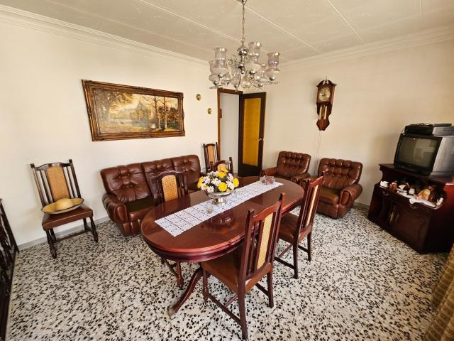 Amplia casa esquinera con vivienda, gran garaje almacén, patio, terraza y altillo de almacén, situada en Granyena de les Garrigues
