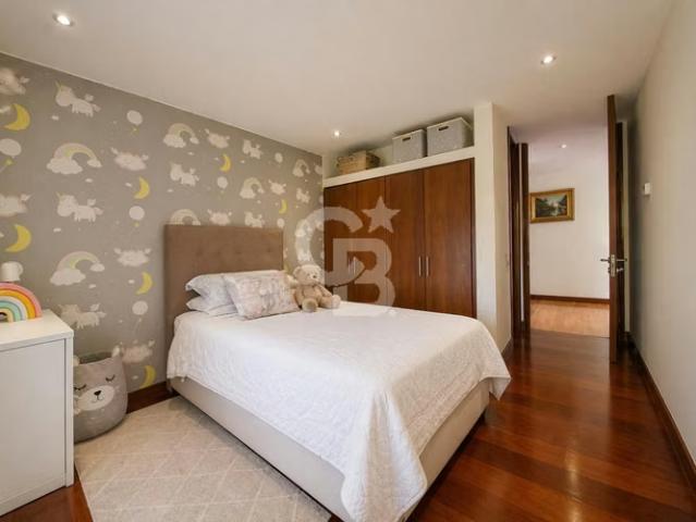 Amplia casa familiar en Lo Barnechea | Jardín y piscina | 6 dormitorios por 47000.00 en Lo Barnechea