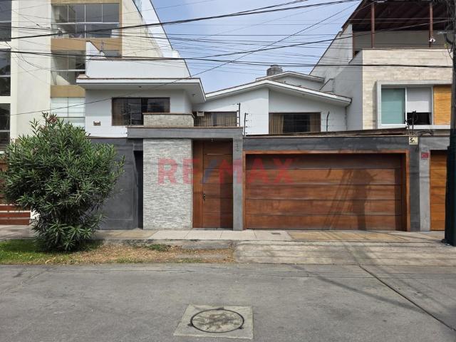 Amplia Casa Frente A Parque En Surco | Ideal Para Familias O Proyecto Inmobiliario