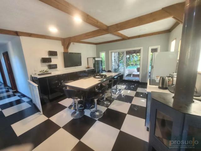Casa grande en linda parcela con piscina y jardines limache | 10 dormitorios por 580000. 00 en Limache