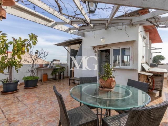 Amplia casa independiente de 4 habitaciones con terraza en M. 250m² Moncada