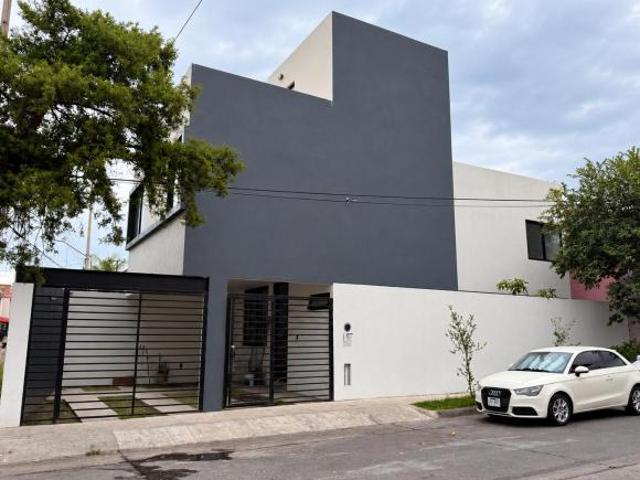 Amplia Casa Nueva en venta de 4 Recámaras, Estar de TV y Roof Garden. en Guadalajara