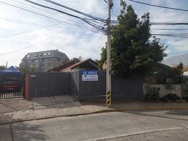 Amplia casa para remodelar en pleno barrio los dominicos en las condes con terreno 434 mt2 | 5 dormitorios por 13480.00 en Las Condes