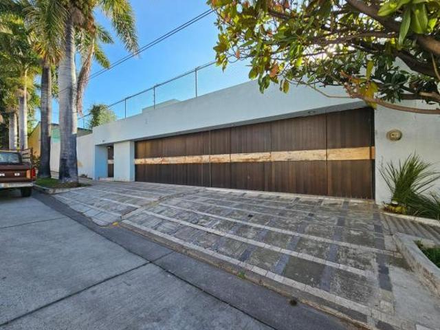 Amplia casa para remodelar o construir edificio pequeño se vende como terreno
