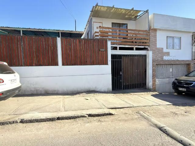 Amplia Casa Pasaje Ignacio Carrera Pinto | 7 Dormitorios por 5700.00 en Iquique